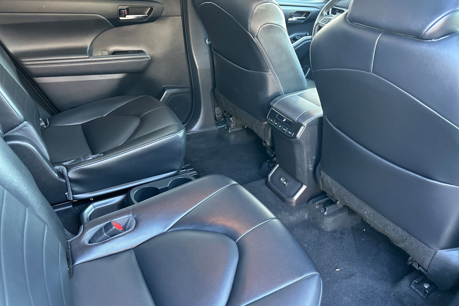 Used 2022 Toyota Highlander XLE image 29