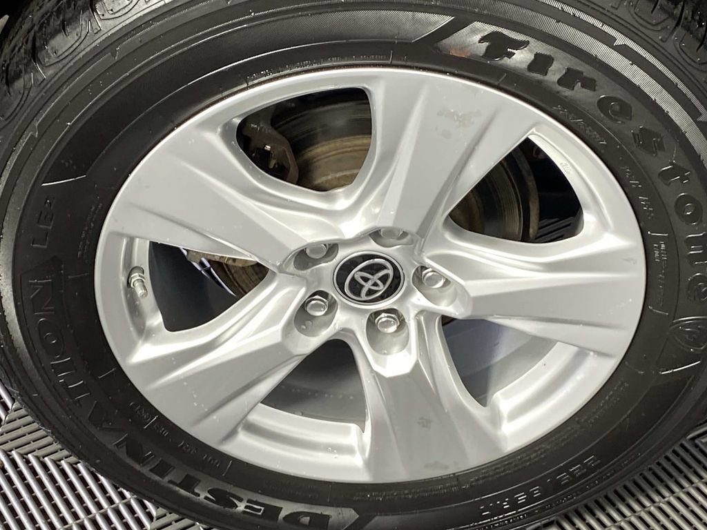 Used 2021 Toyota RAV4 LE AWD/4WD image 28