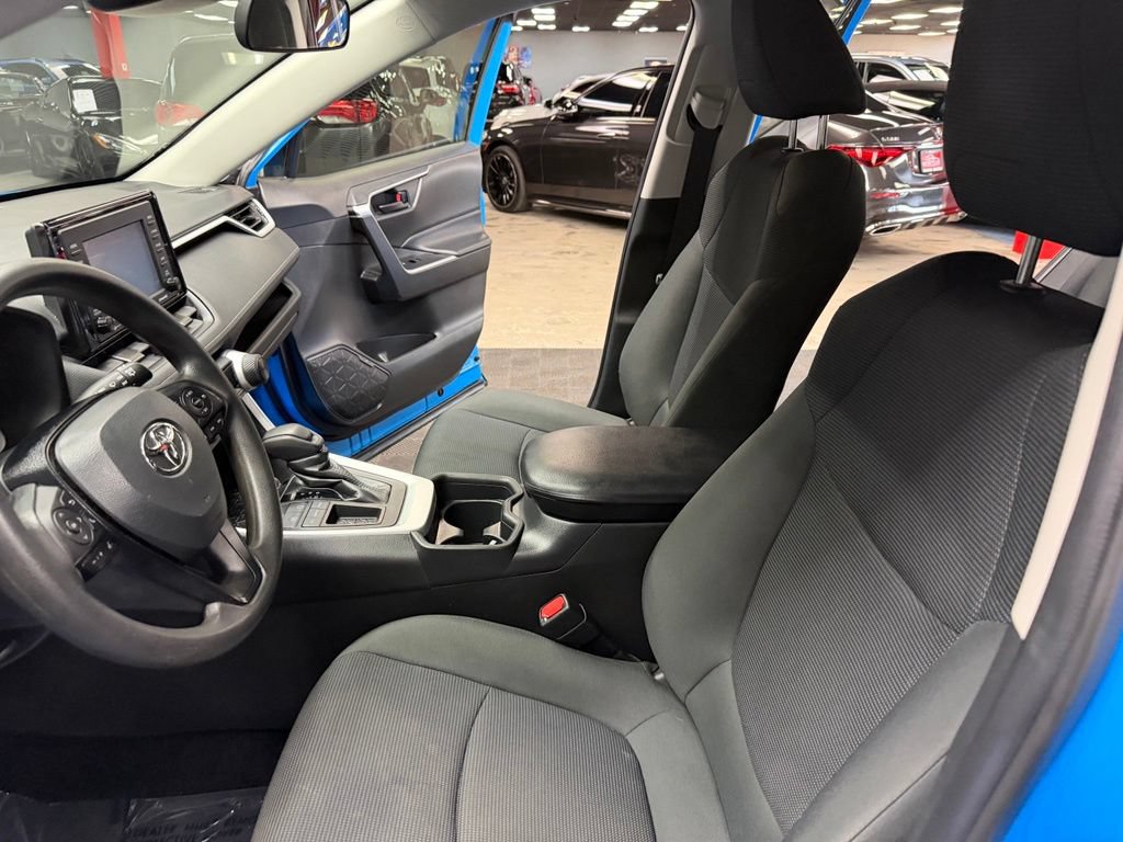 Used 2020 Toyota RAV4 LE FWD image 32