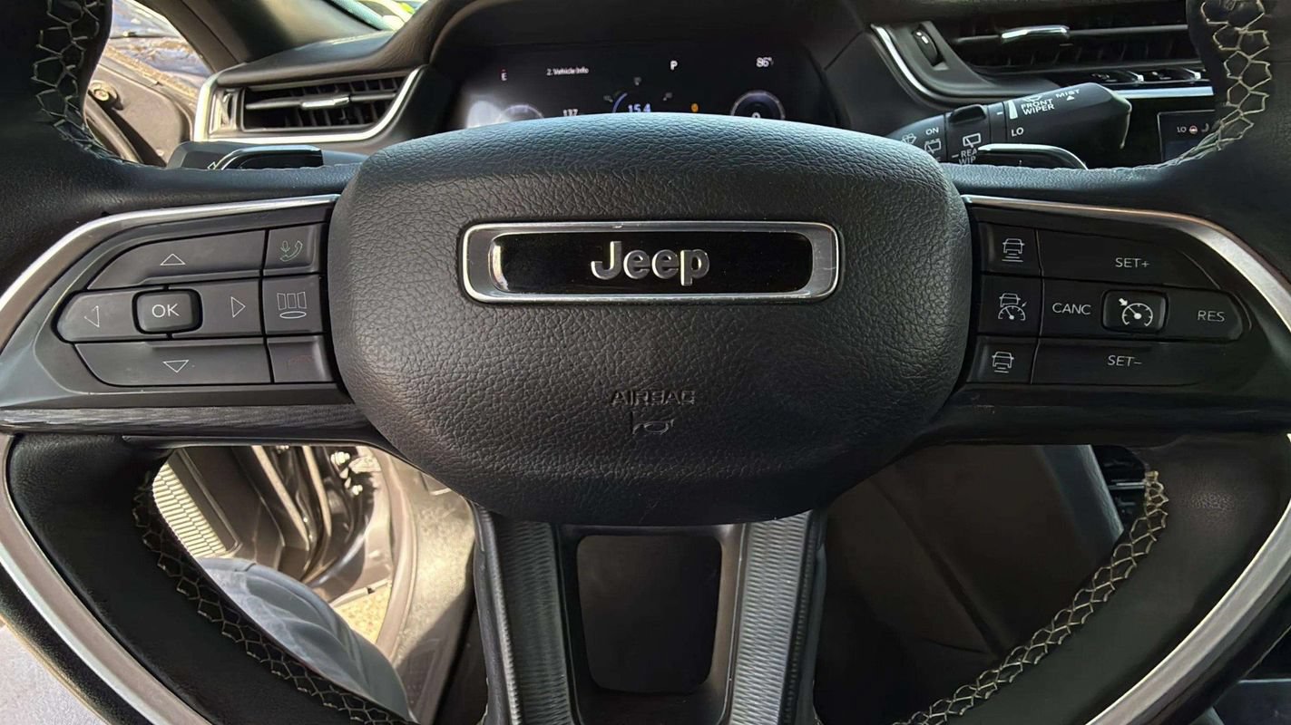 Used 2023 Jeep Grand Cherokee L Laredo AWD/4WD image 11