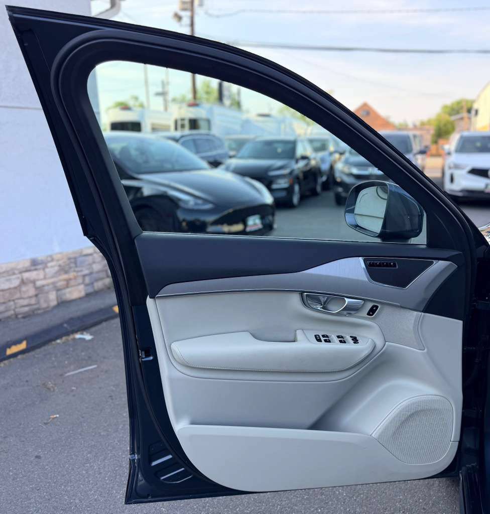 Used 2023 Volvo XC90 B5 Core w/ Climate Package AWD/4WD image 16
