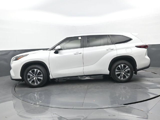 Used 2024 Toyota Highlander XLE AWD/4WD image 25