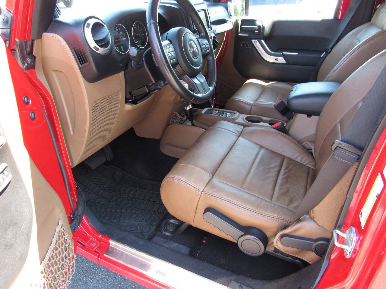 Used 2012 Jeep Wrangler Unlimited Sahara w/ Connectivity Group AWD/4WD image 17