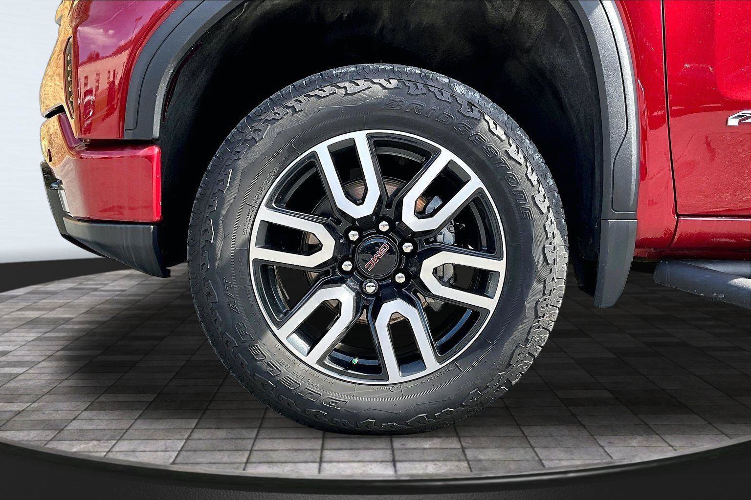 Used 2025 GMC Sierra 1500 AT4 w/ AT4 Premium Package AWD/4WD image 9