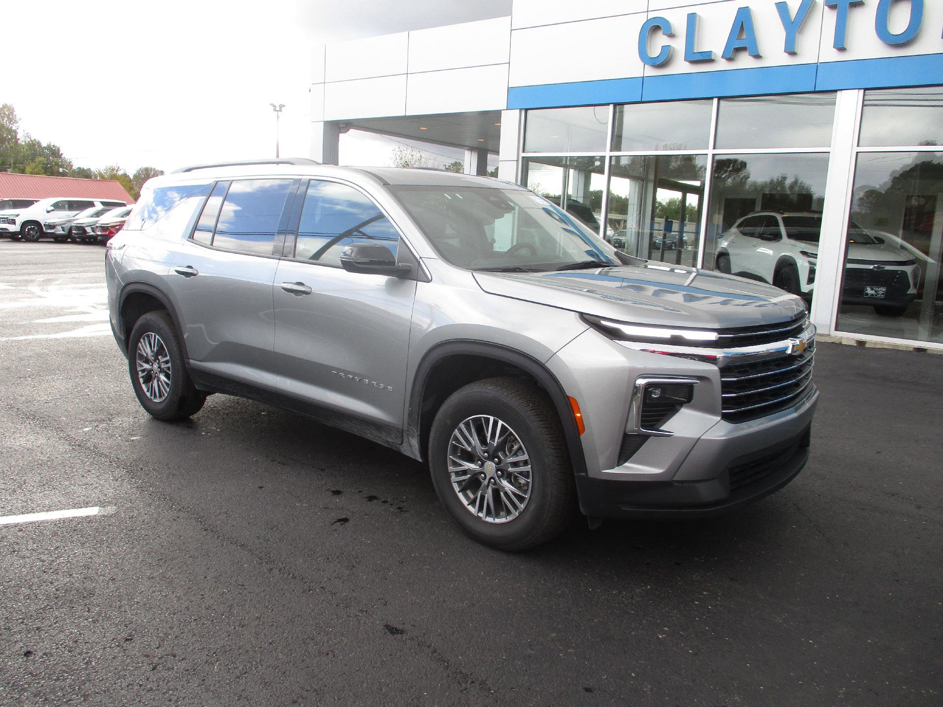 Used 2025 Chevrolet Traverse LT image 9