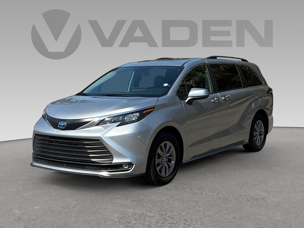 Used 2025 Toyota Sienna XLE image 25