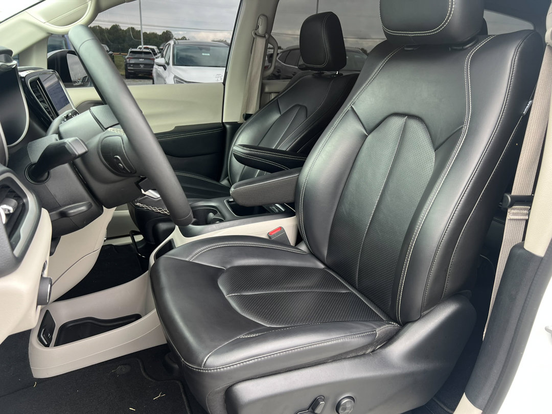 Used 2023 Chrysler Pacifica Touring-L image 18