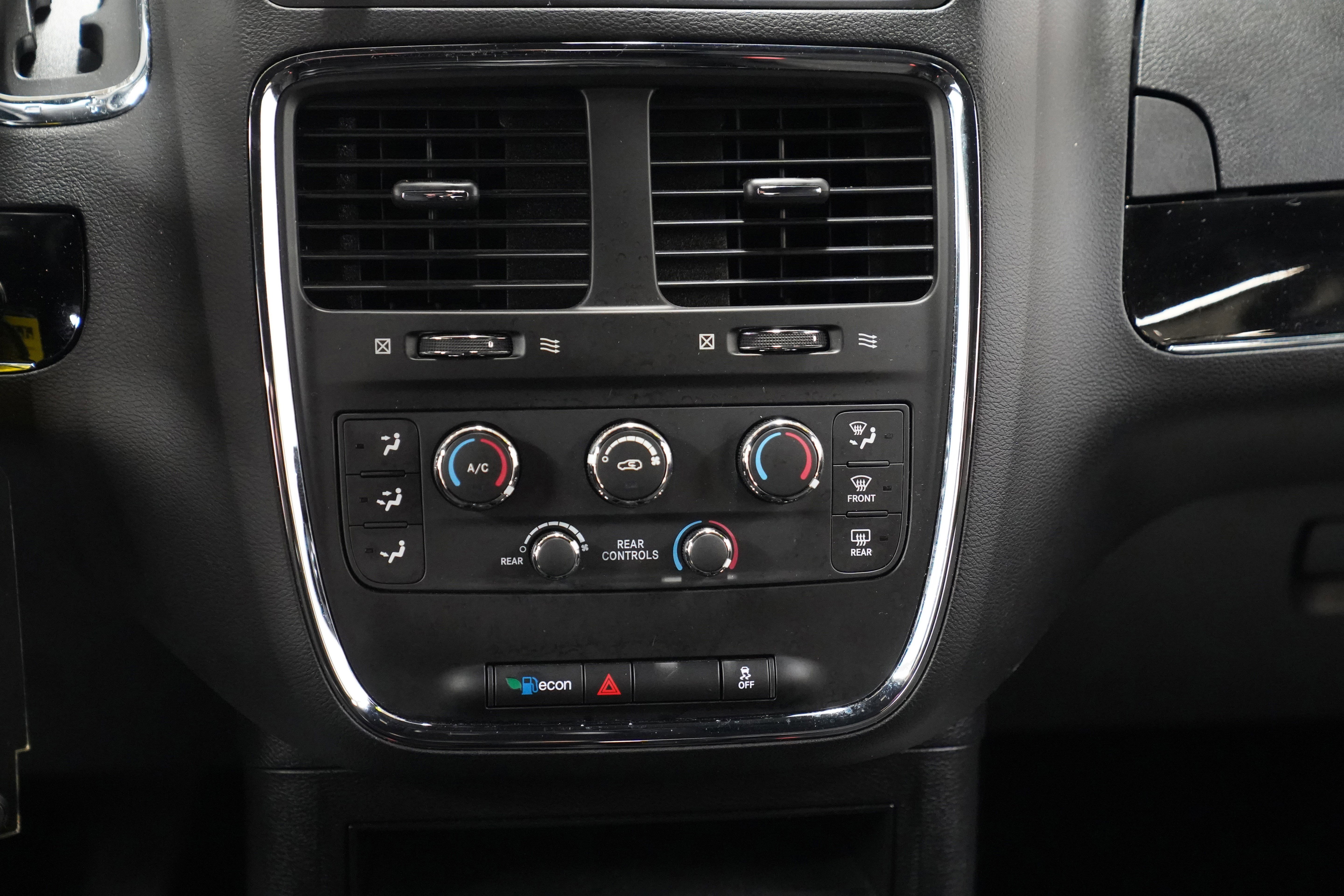 Used 2019 Dodge Grand Caravan SE FWD image 18