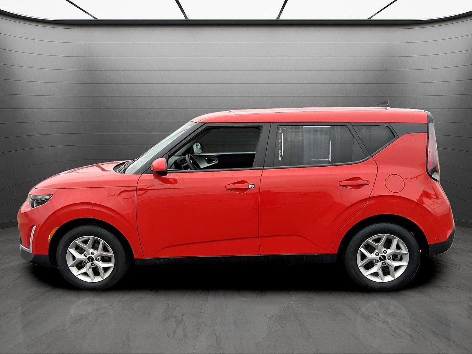 Used 2023 Kia Soul LX w/ LX Technology Package image 2