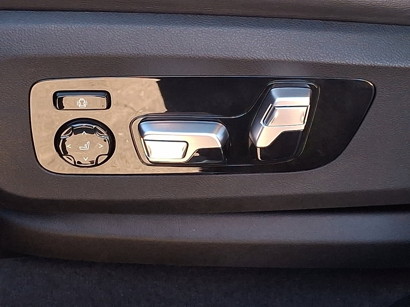 Used 2021 BMW X6 M w/ Competition Package image 26