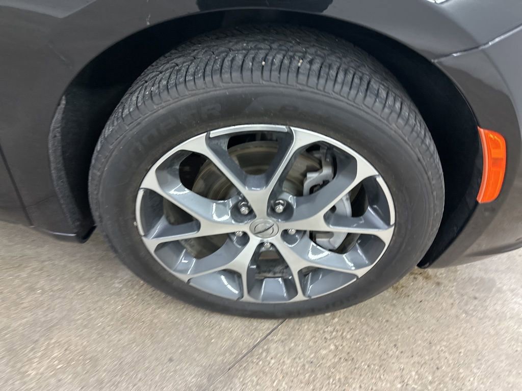 Used 2022 Chrysler Pacifica Limited w/ Uconnect Theater Family Group image 15