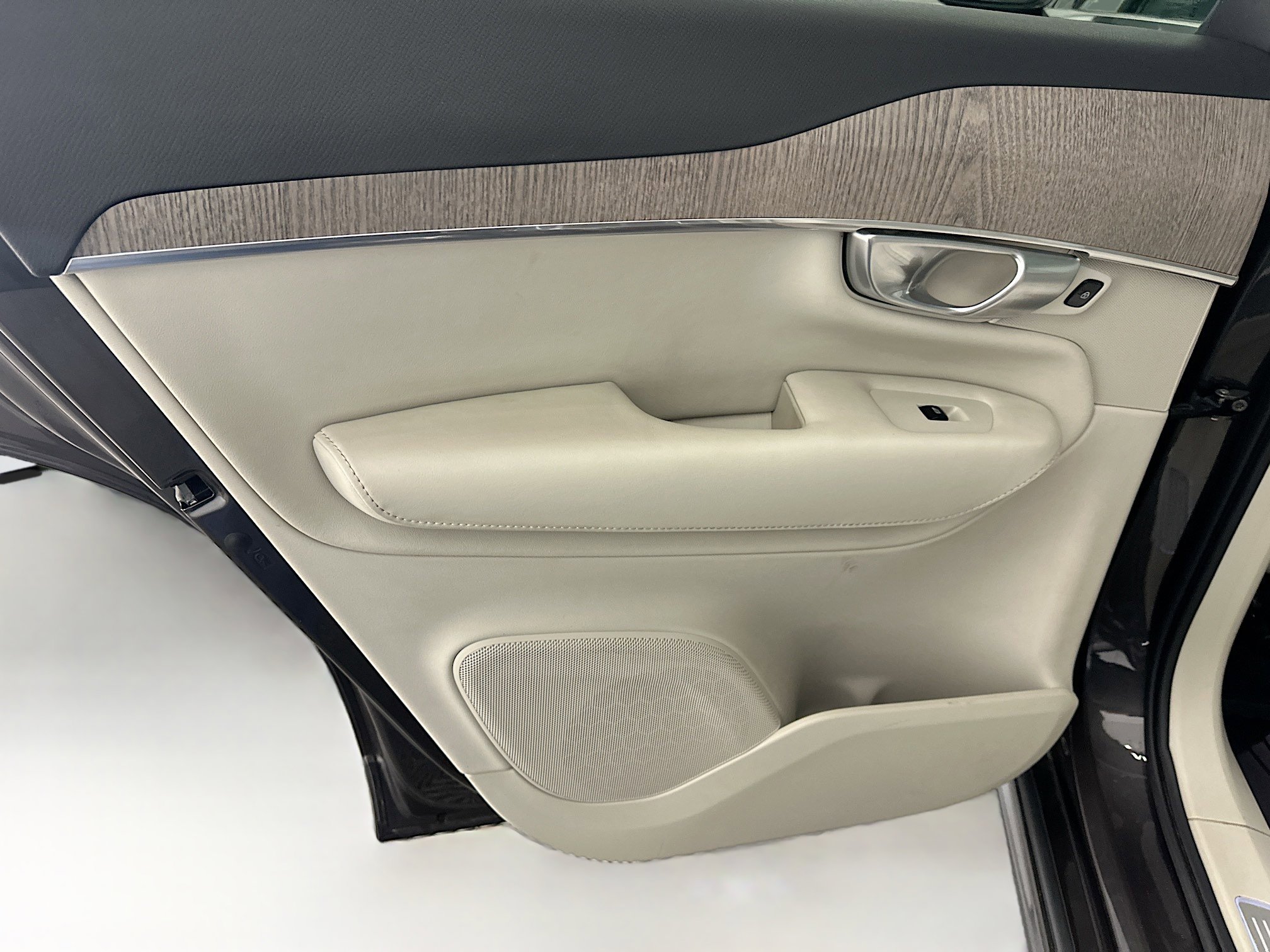 Used 2024 Volvo XC90 B6 Plus w/ Protection Package Premier image 28