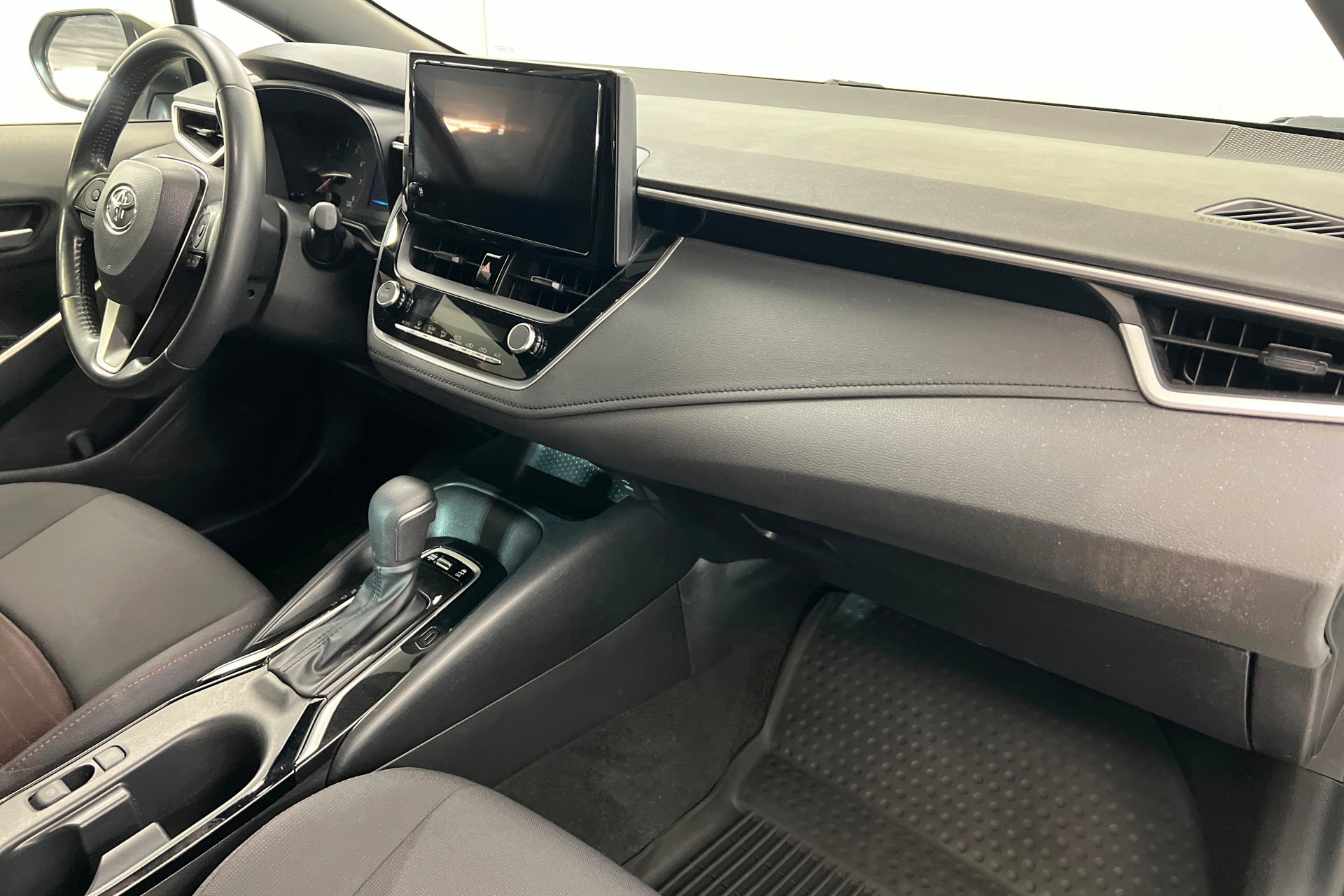 Used 2023 Toyota Corolla SE w/ SE Premium Package image 24