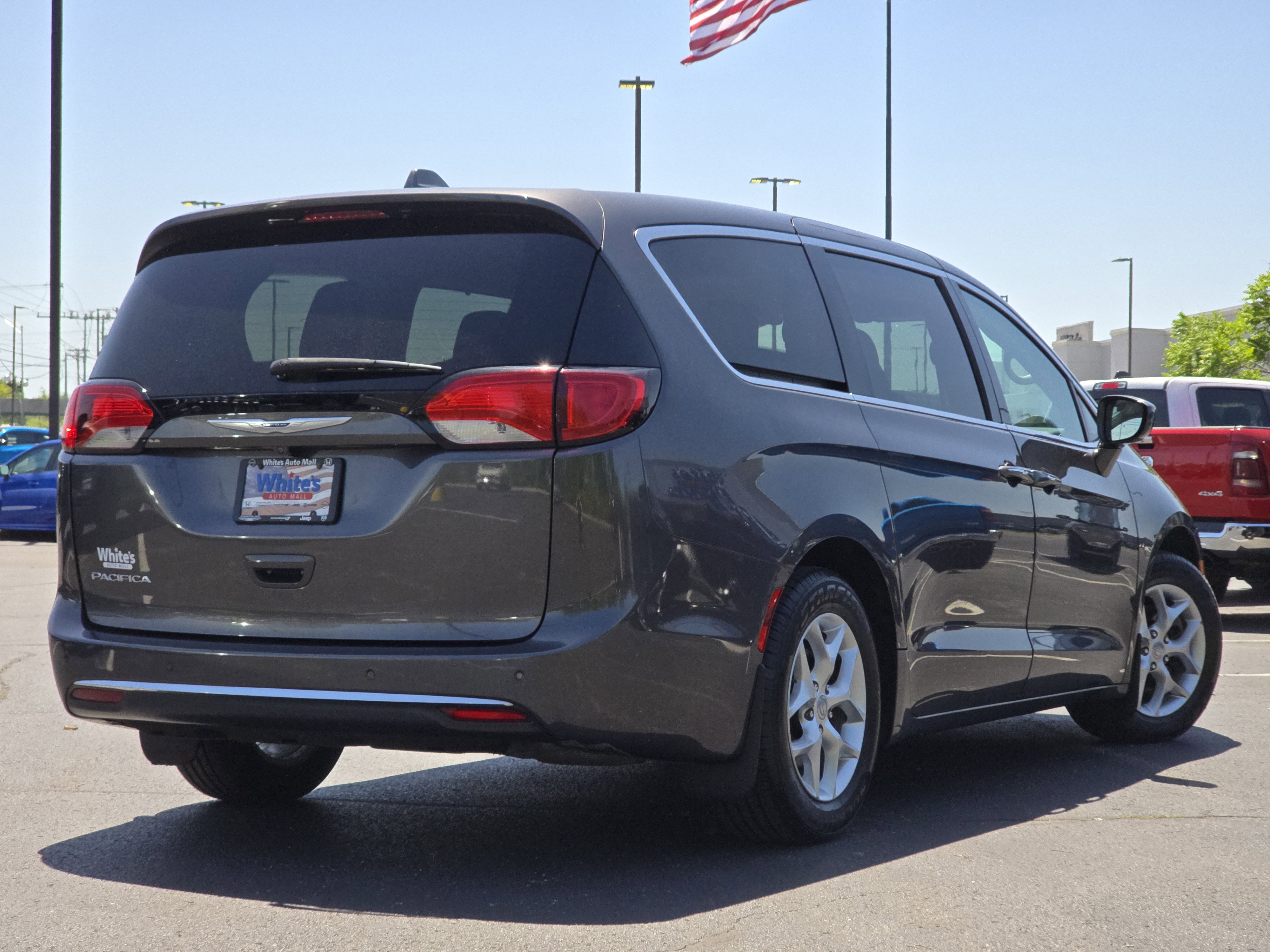 Used 2019 Chrysler Pacifica Touring Plus w/ Tire & Wheel Group FWD image 15