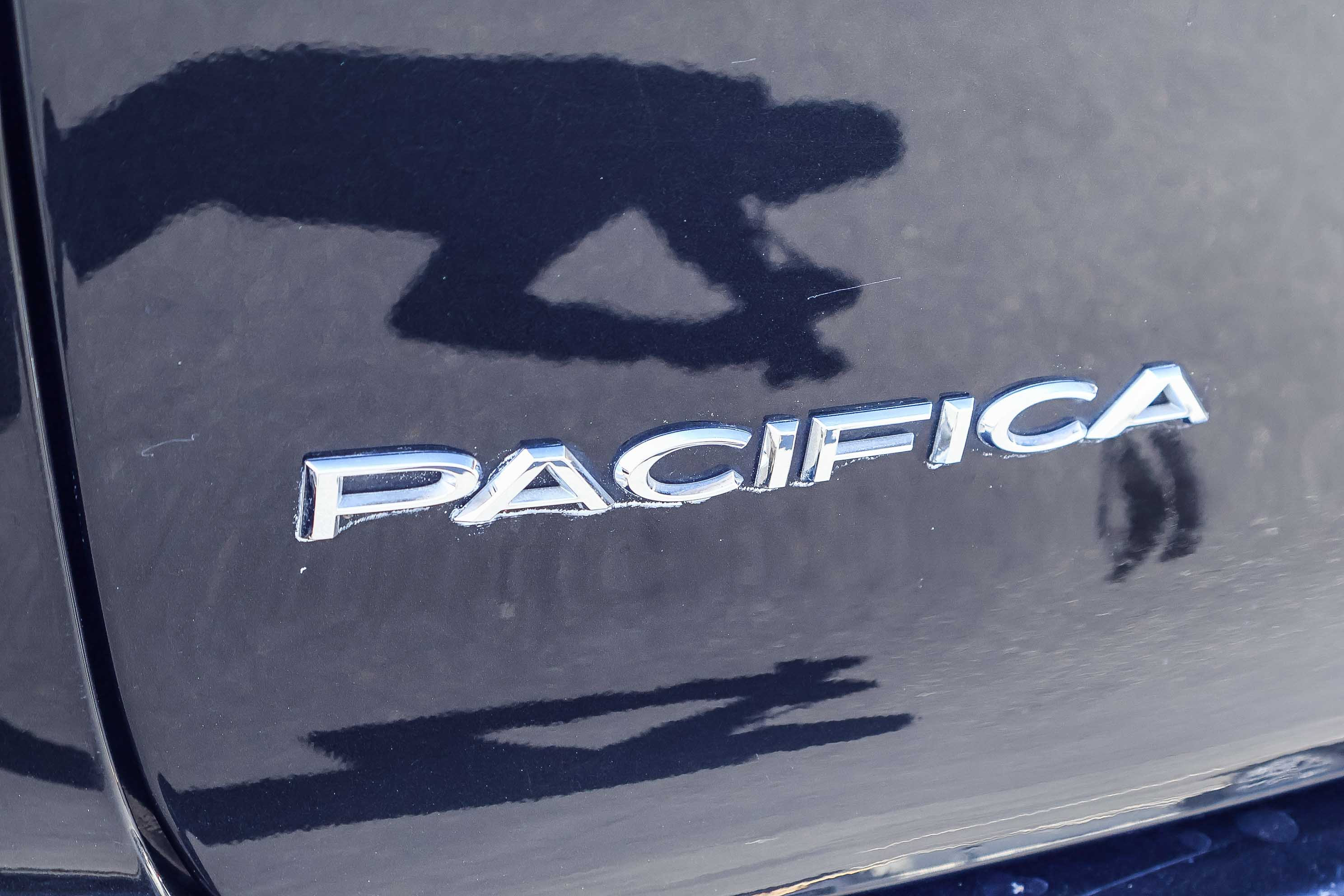 Used 2023 Chrysler Pacifica Touring-L image 27