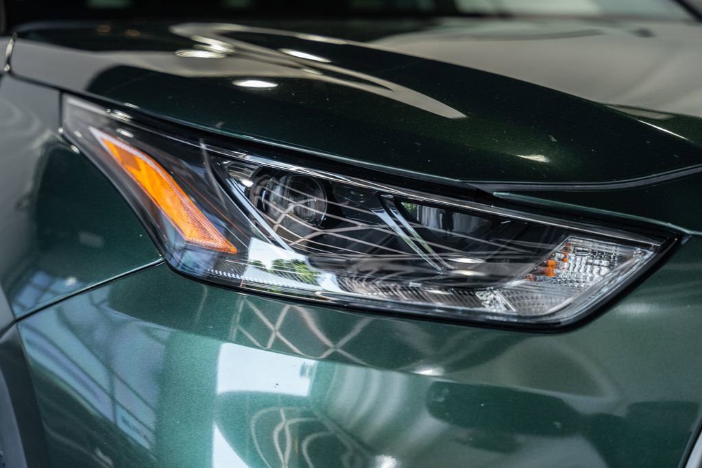 Used 2024 Toyota Highlander XLE AWD/4WD image 11