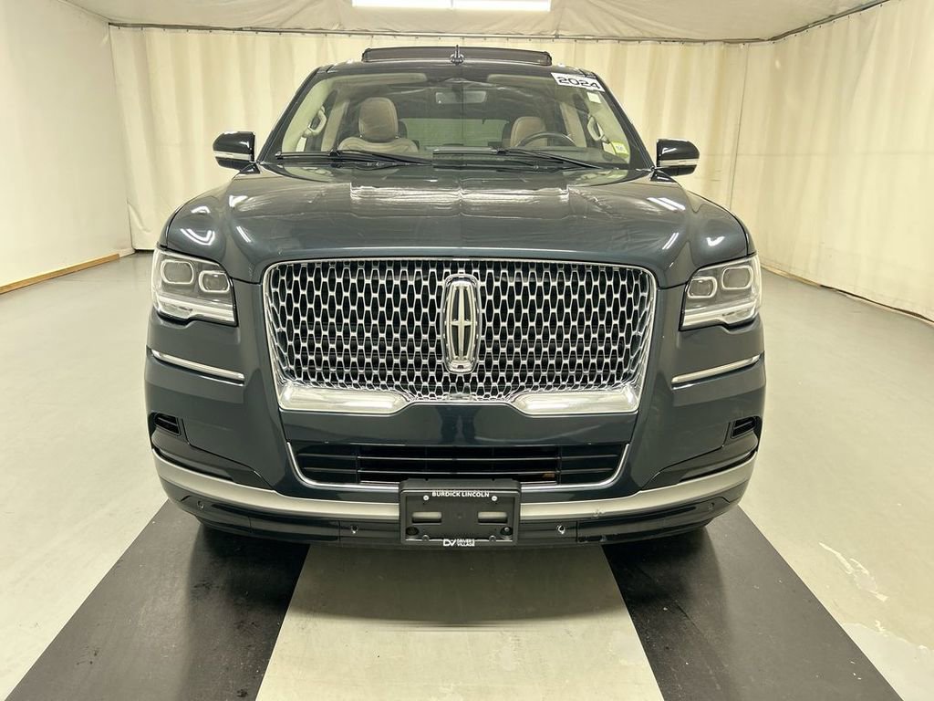 Used 2024 Lincoln Navigator Reserve image 3