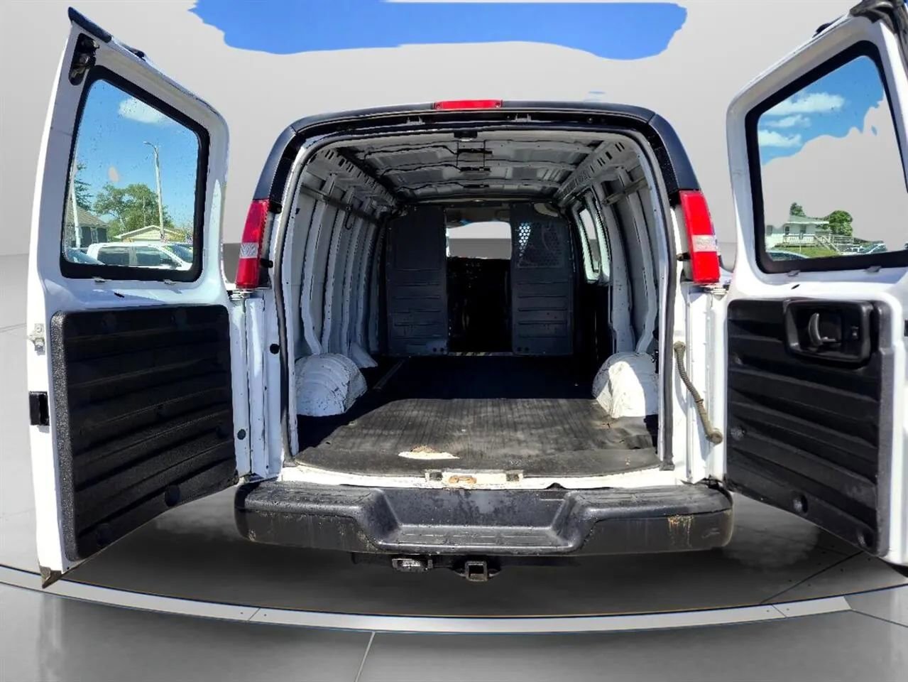 Used 2017 Chevrolet Express 2500 RWD image 25
