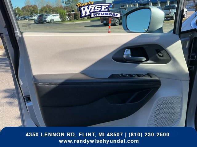 Used 2018 Chrysler Pacifica Limited FWD image 21