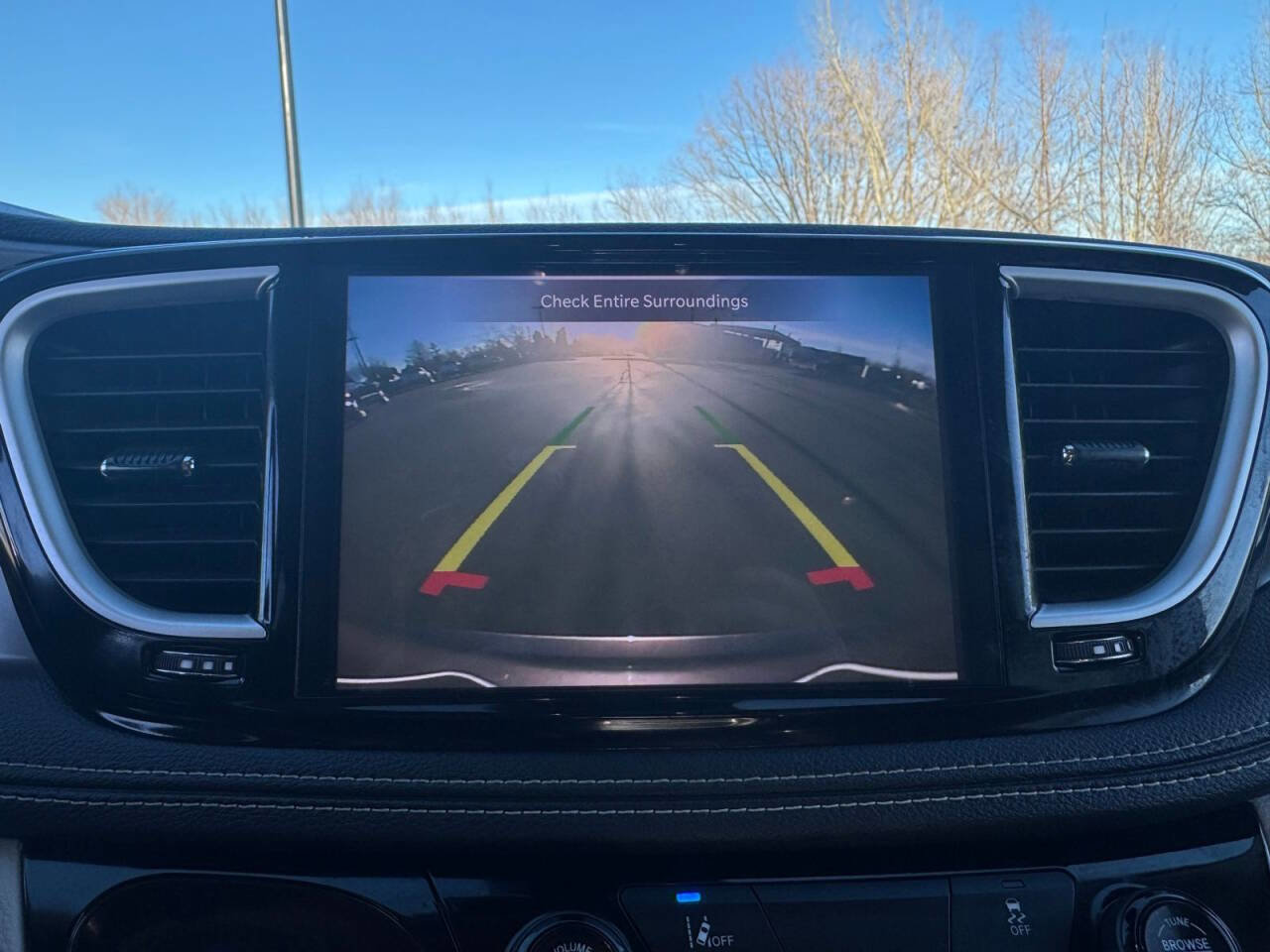 Used 2022 Chrysler Pacifica Touring-L image 25