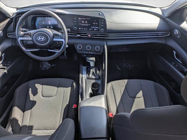Used 2025 Hyundai Elantra SE FWD image 16