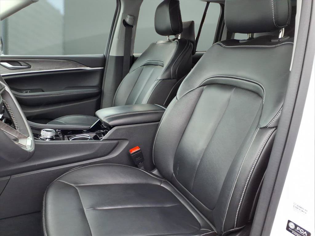 Used 2023 Jeep Grand Cherokee Limited w/ Luxury Tech Group II AWD/4WD image 15