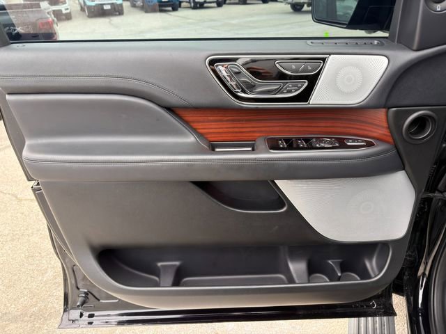 Used 2024 Lincoln Navigator Reserve image 23