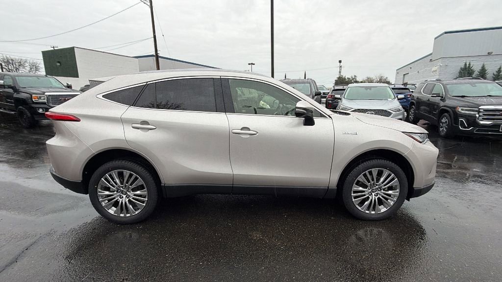 Used 2021 Toyota Venza XLE w/ Carpet Mat Package (TMS) image 3