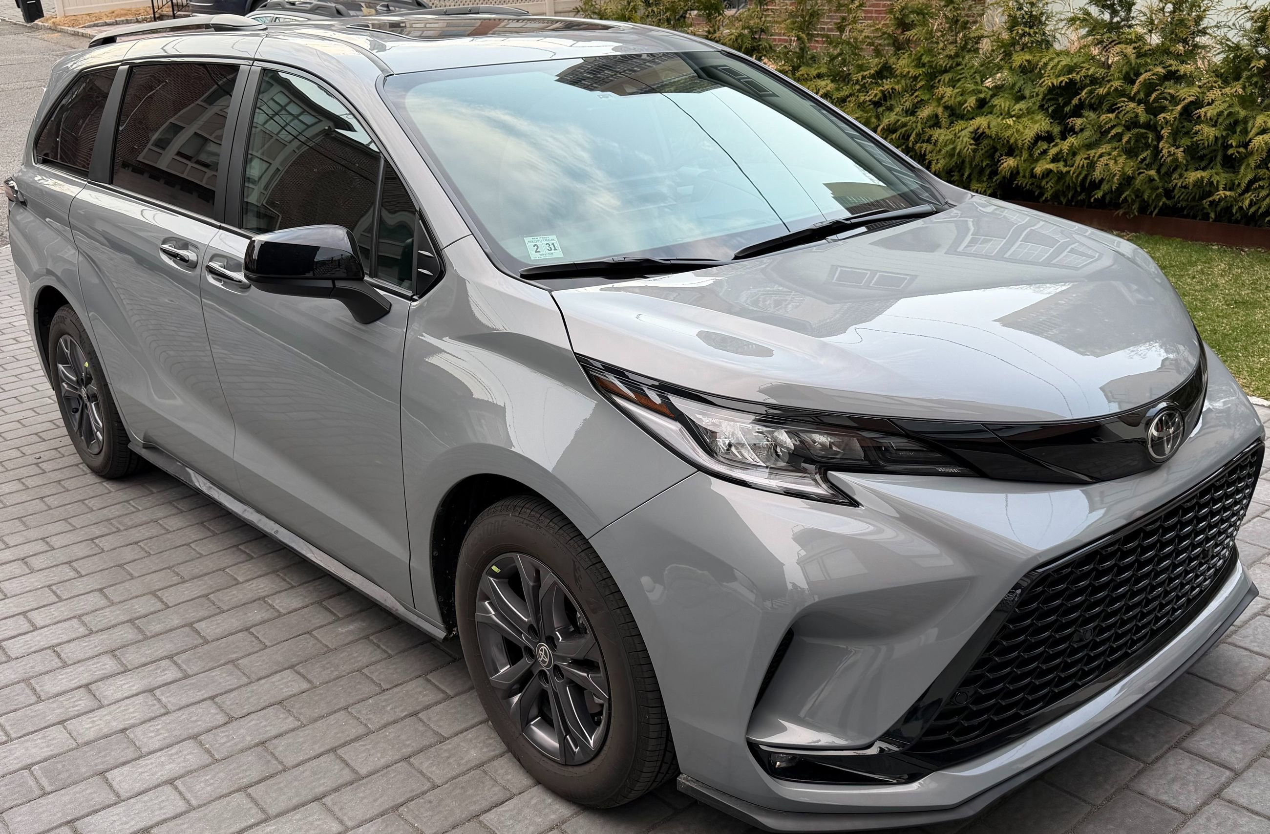 Used 2026 Toyota Sienna XSE image 1