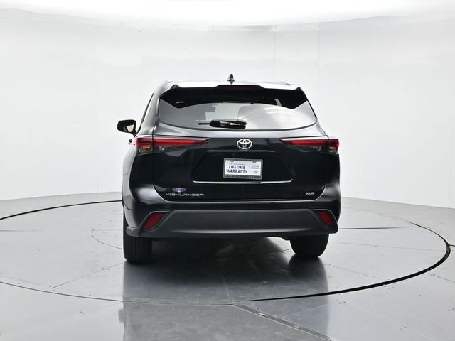 Used 2024 Toyota Highlander XLE FWD image 8