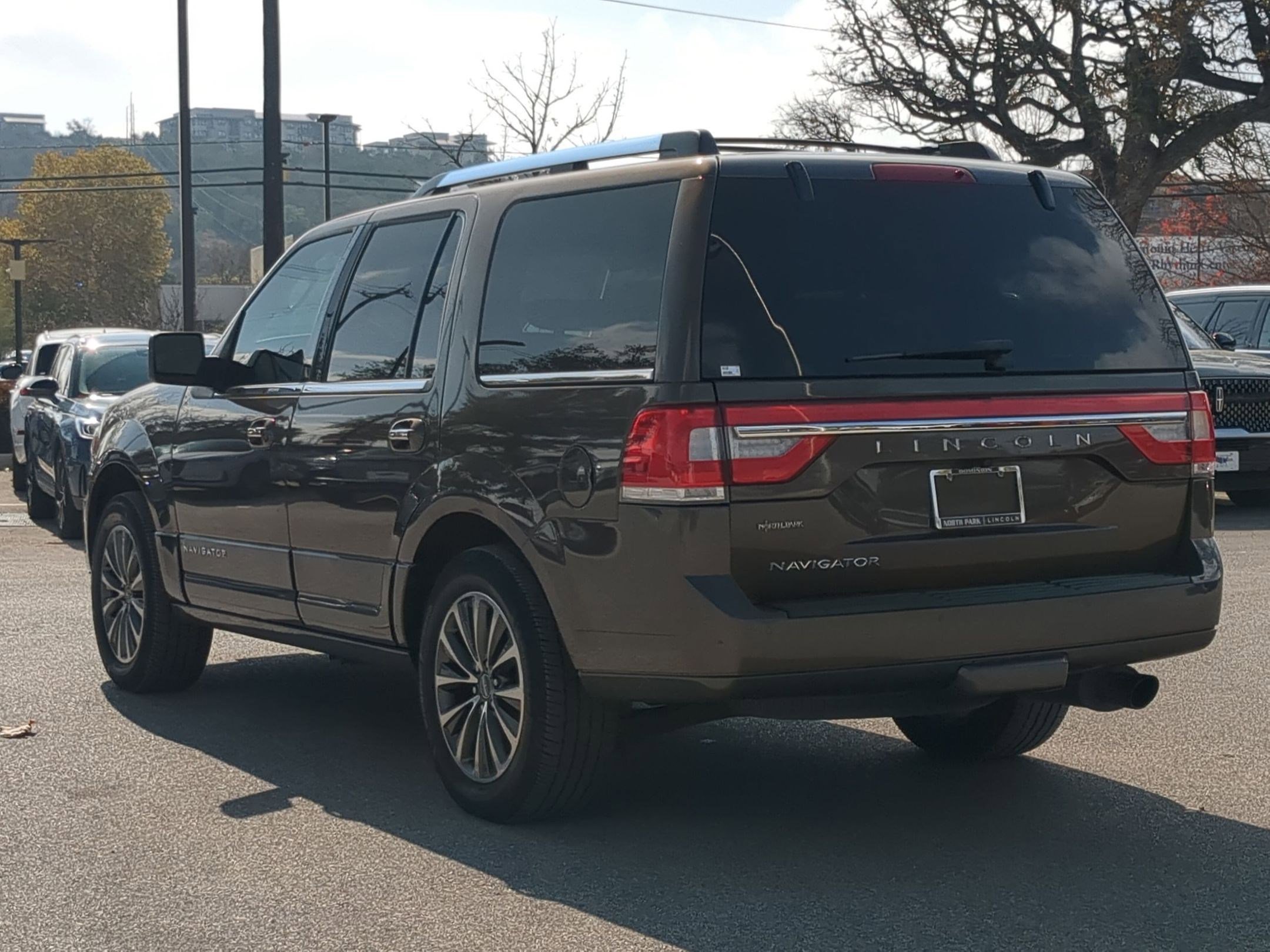 Used 2017 Lincoln Navigator Select image 5