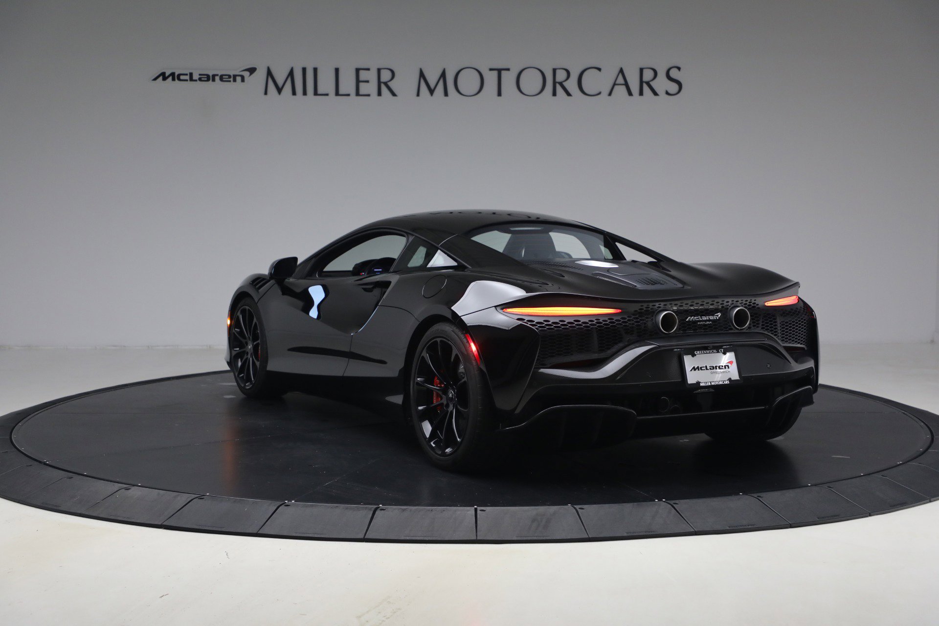 Used 2024 McLaren Artura RWD image 5