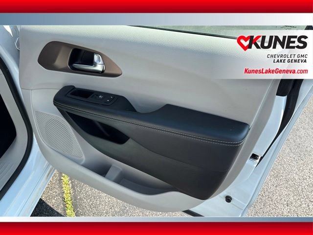 Used 2023 Chrysler Voyager LX FWD image 21