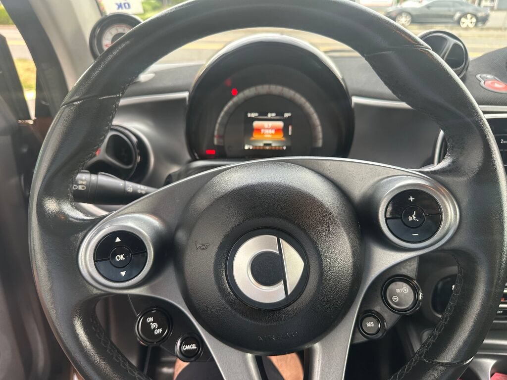 Used 2016 smart fortwo passion RWD image 15