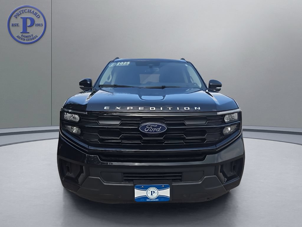 Used 2025 Ford Expedition Active AWD/4WD image 2