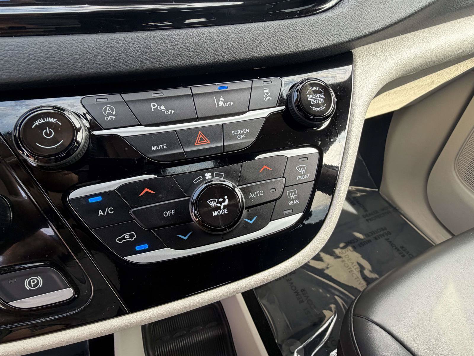 Used 2023 Chrysler Pacifica Touring-L FWD image 13