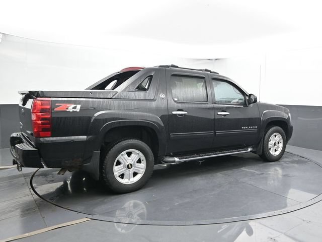 Used 2013 Chevrolet Avalanche LT w/ Suspension Package, Off-Road AWD/4WD image 2