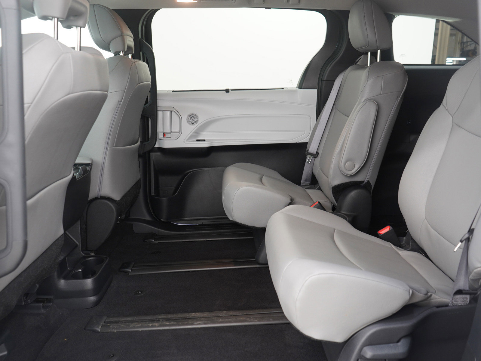 Used 2025 Toyota Sienna XLE image 16