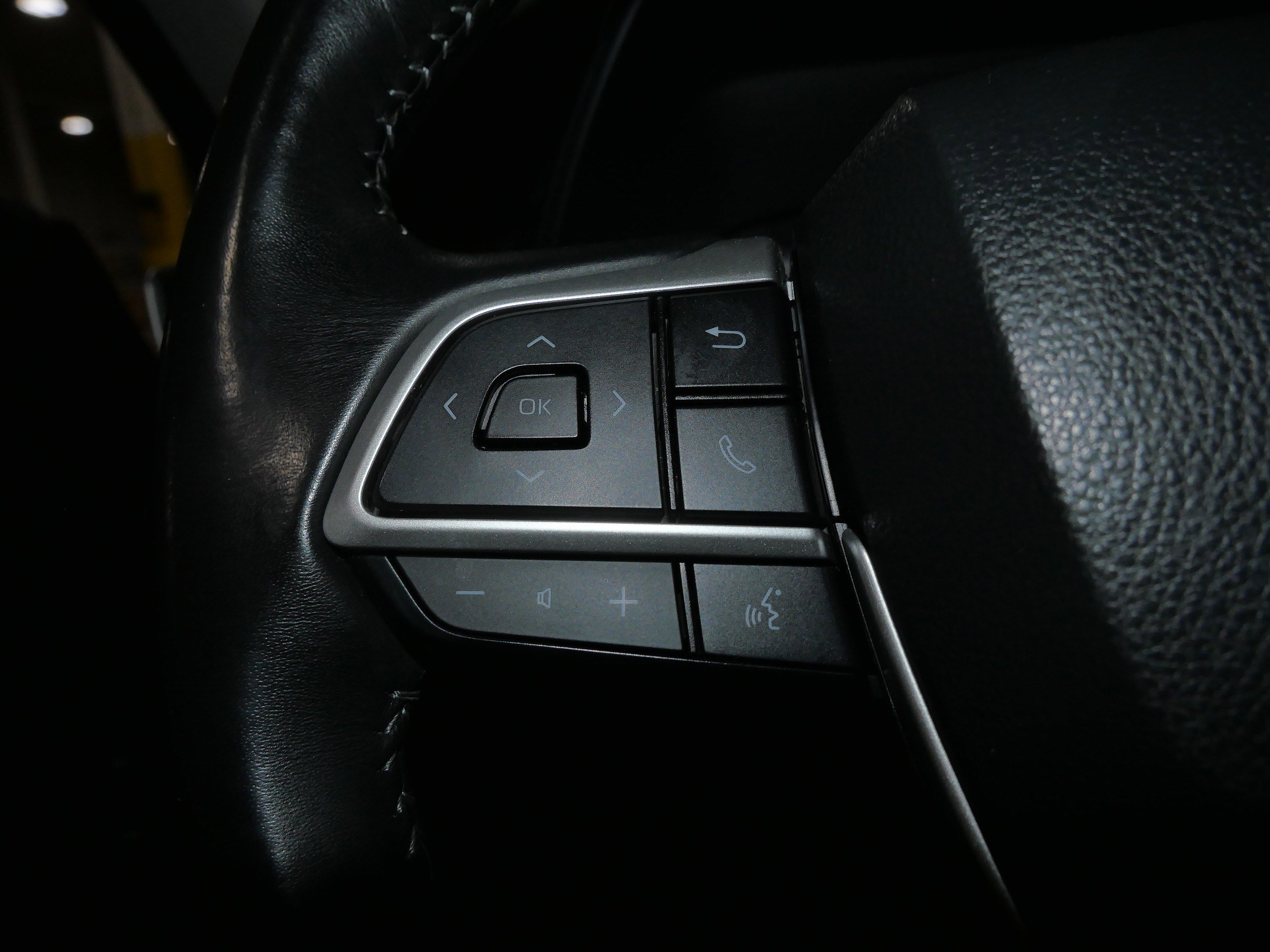 Used 2023 Toyota Highlander LE AWD/4WD image 28