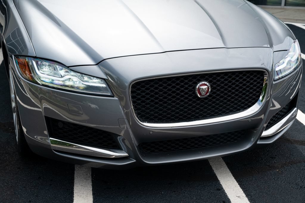 Used 2020 Jaguar XF Premium RWD image 5
