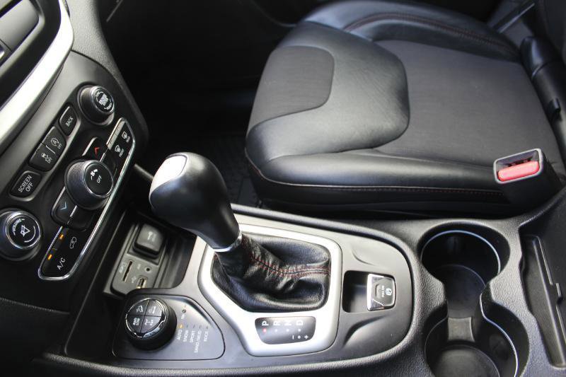 Used 2017 Jeep Cherokee Trailhawk AWD/4WD image 33