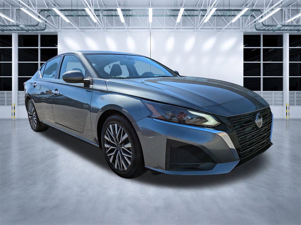 Used 2023 Nissan Altima 2.5 SV image 2