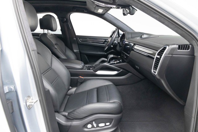 Used 2020 Porsche Cayenne Turbo image 38