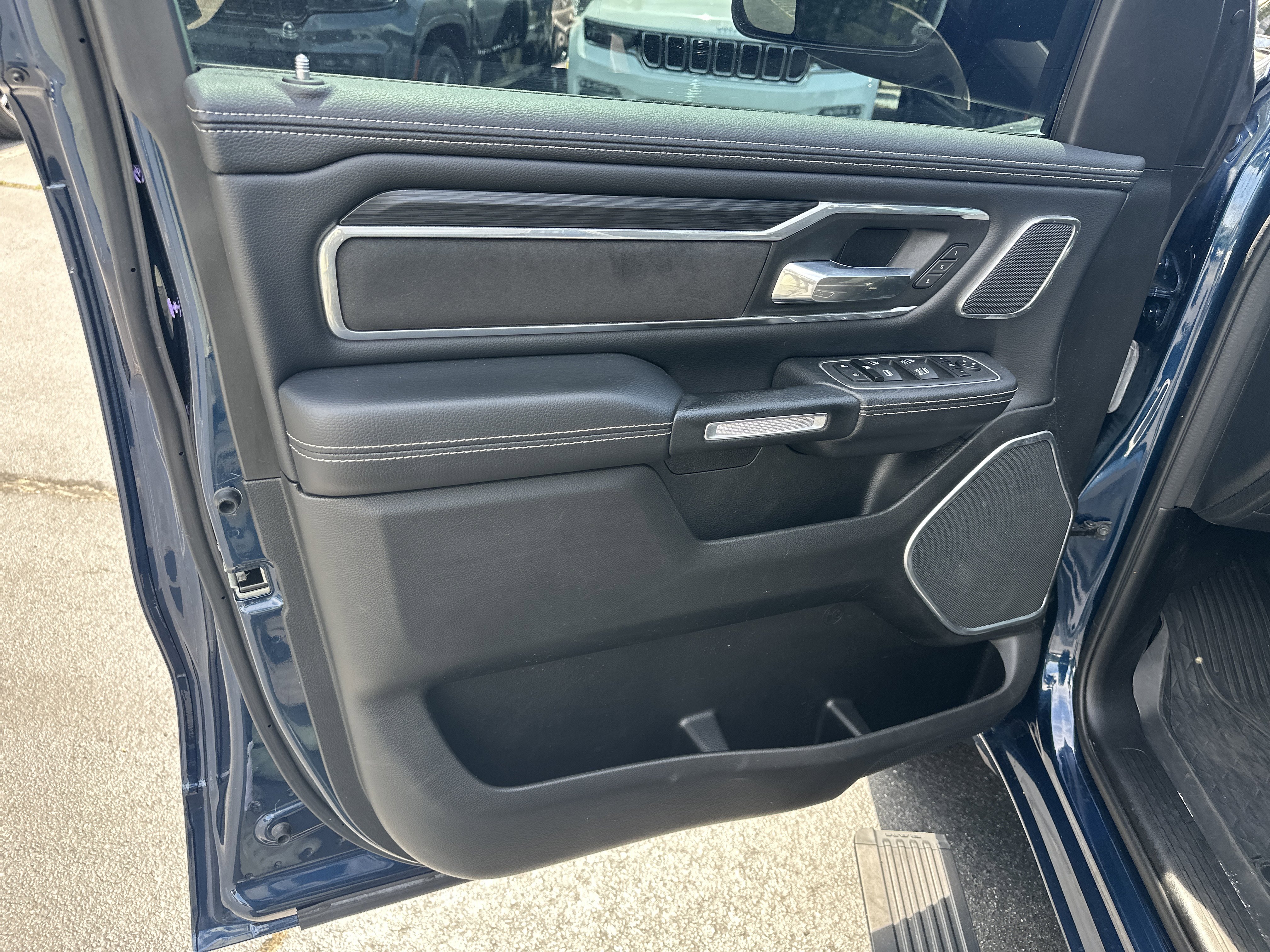 Used 2023 RAM 1500 Laramie AWD/4WD image 12
