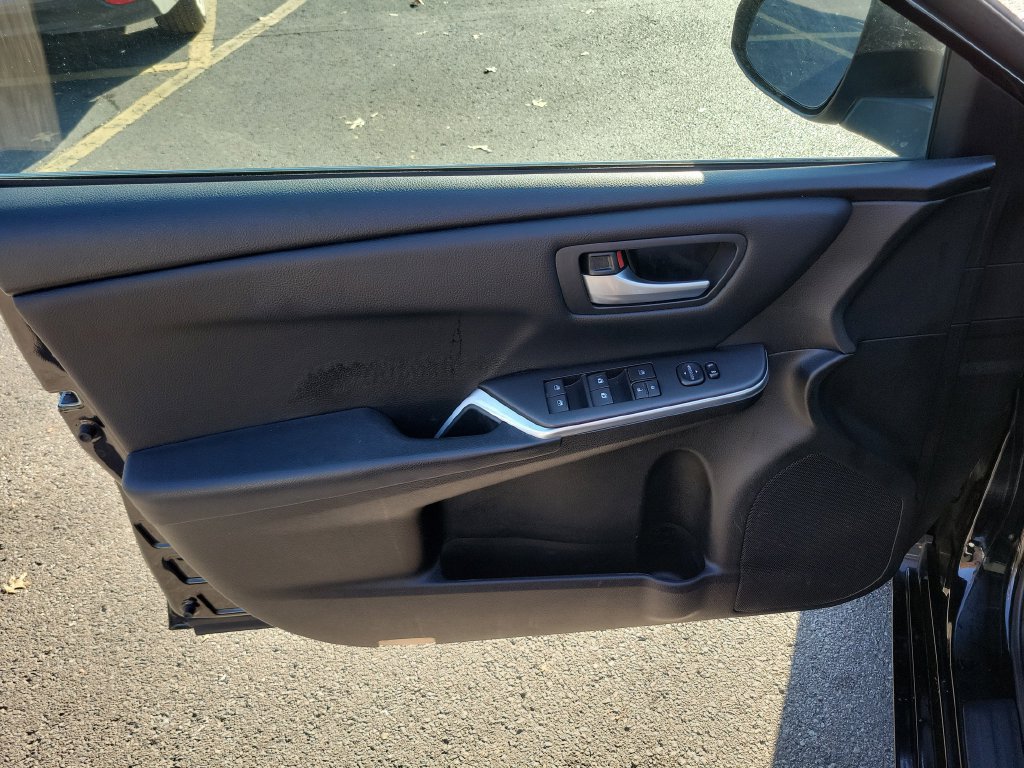Used 2016 Toyota Camry SE FWD image 21