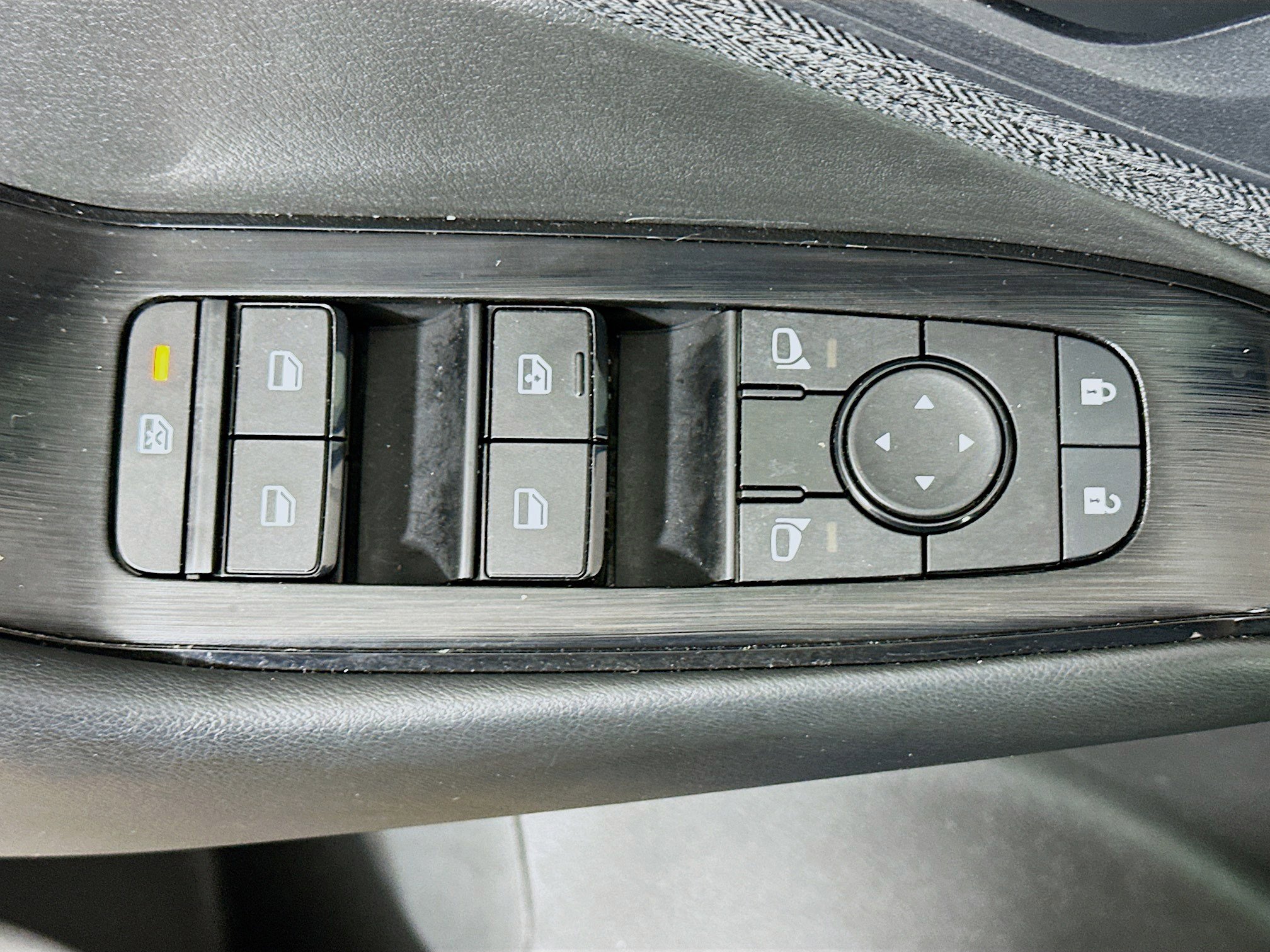 Used 2023 Nissan Rogue S AWD/4WD image 15