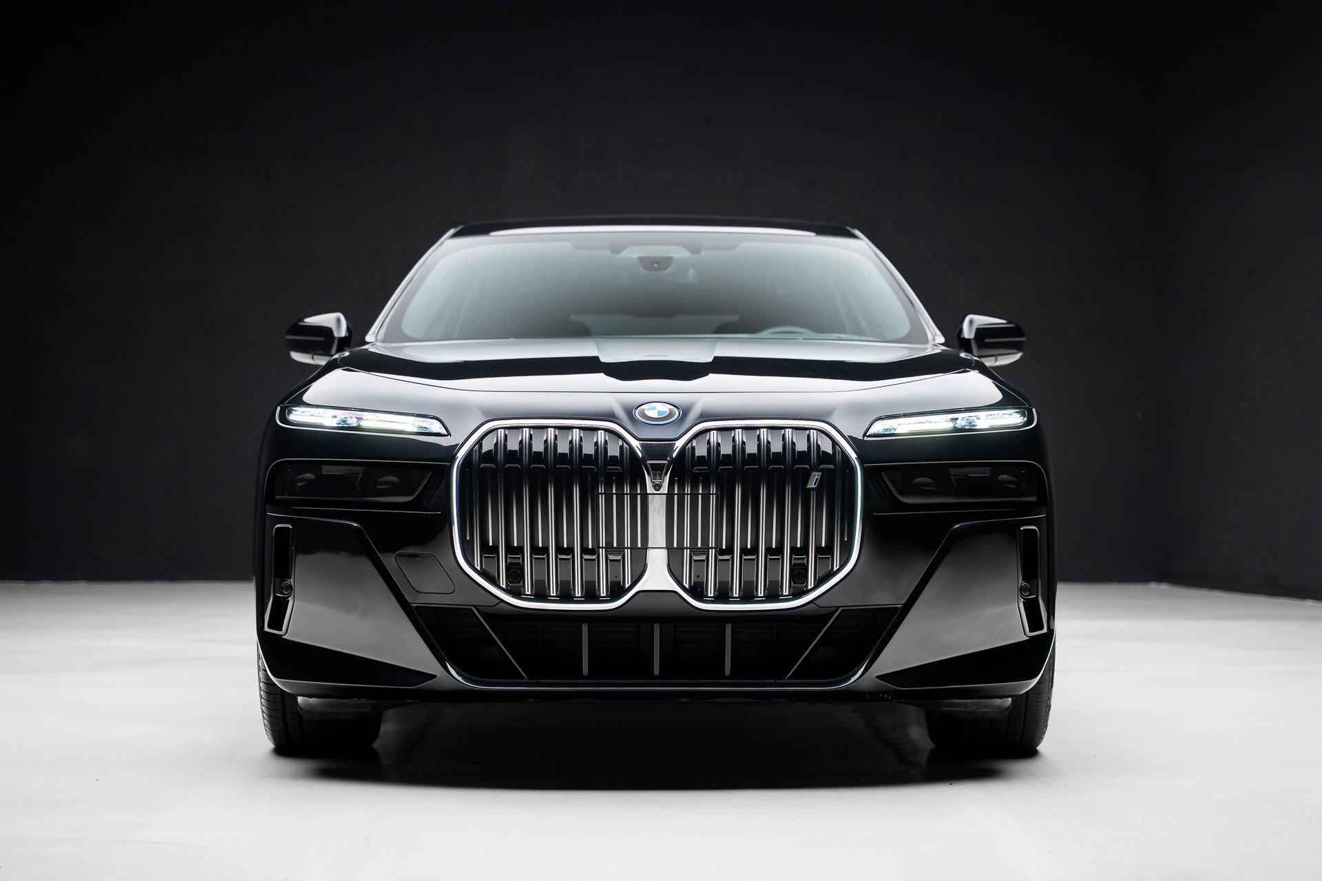 Used 2023 BMW i7 xDrive60 w/ Executive Package 2 AWD/4WD image 9