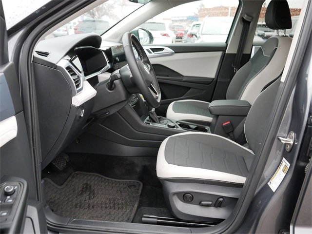 Certified 2025 Volkswagen Taos SE image 13