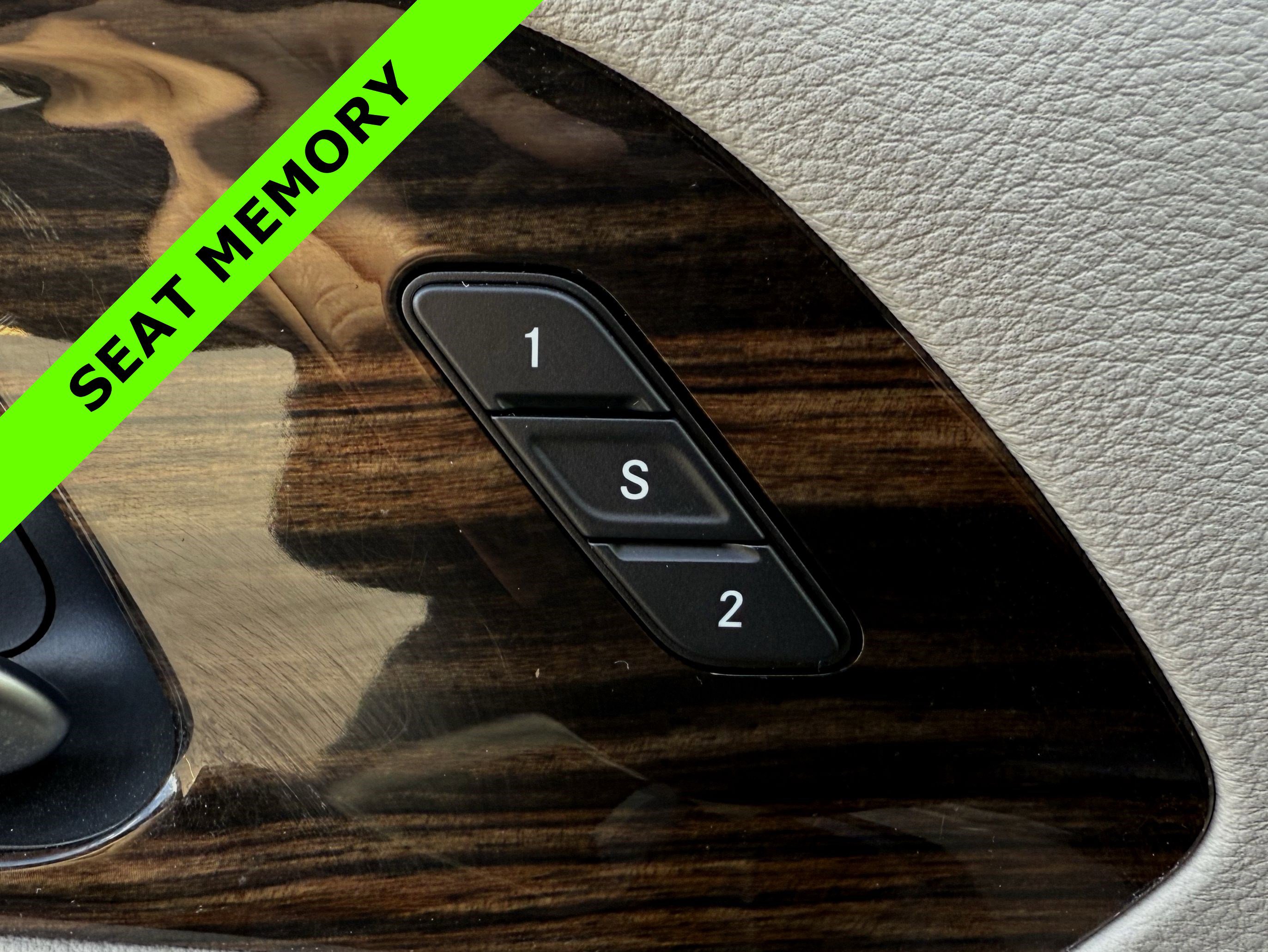 Used 2023 Chrysler Pacifica Limited w/ Uconnect Theater Family Group image 15