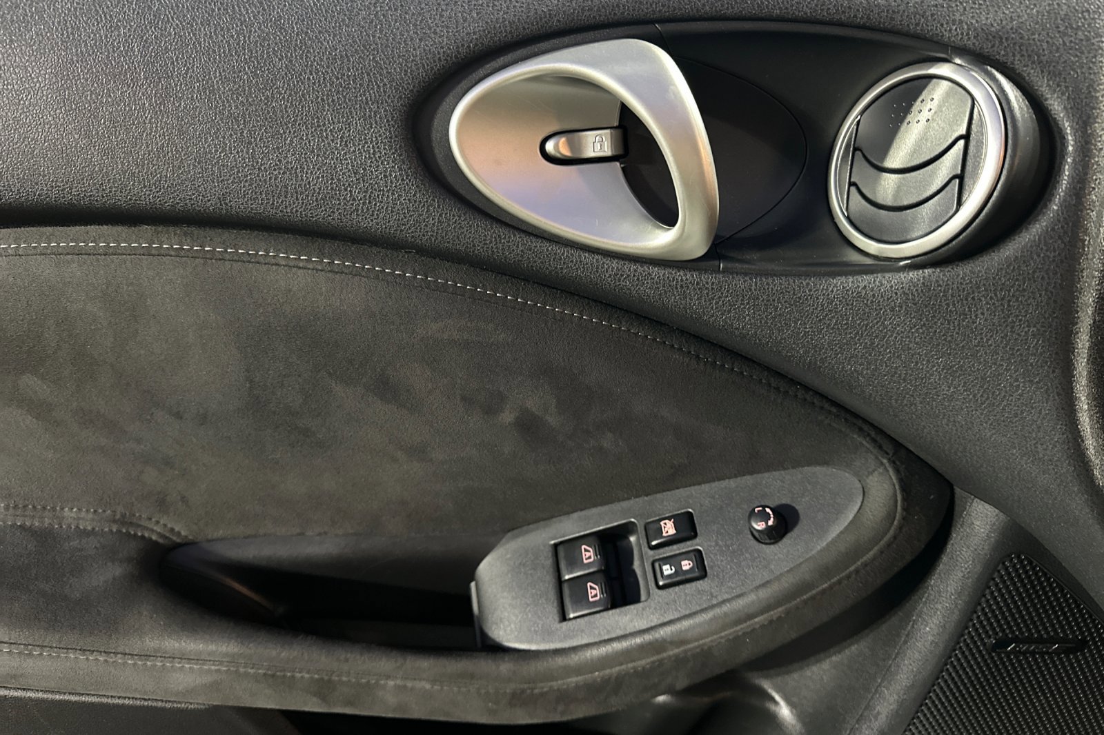 Used 2018 Nissan 370Z Touring image 11